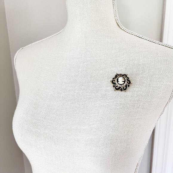 Cameo Brooch Ornate Vintage Pin - Picture 2 of 6